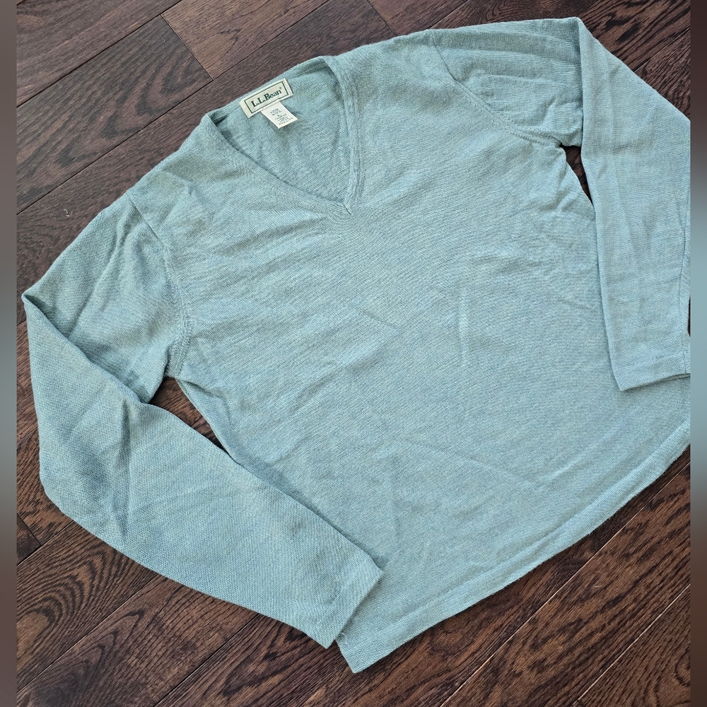 Women's LL Bean soft Aqua wool v-neck sweater